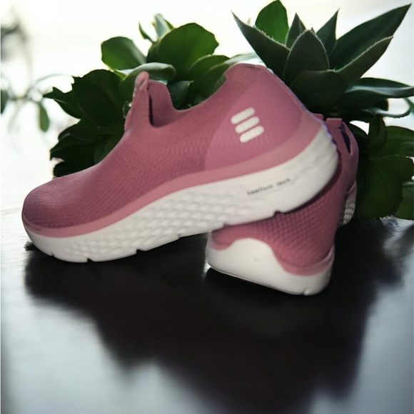 HUHV Shoes - HUHV pink soft knit slip on Shoes NWOT Women’s Size 11